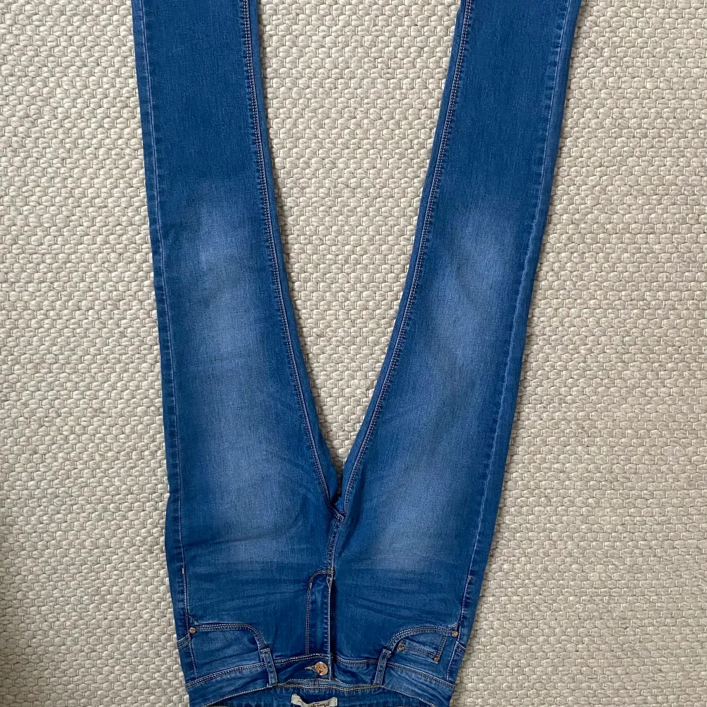 Fina blå raka lågmidjade jeans som inte kommer till användning de är i fint skick utan några fläckar eller hål . Jeans & Byxor.
