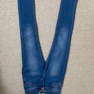 Fina blå raka lågmidjade jeans som inte kommer till användning de är i fint skick utan några fläckar eller hål 
