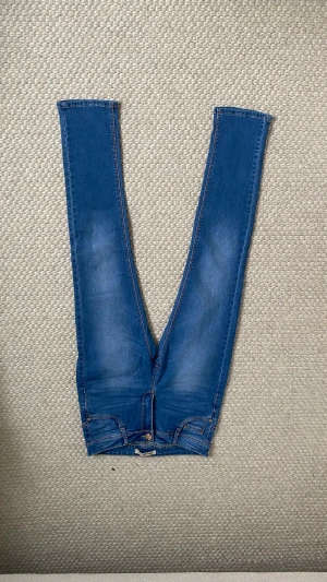 Blåa raka lågmidjade jeans  - Fina blå raka lågmidjade jeans som inte kommer till användning de är i fint skick utan några fläckar eller hål 