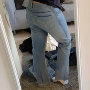 Midwaist Jeans med detaljer där bak💗 - As snygga men förstora🩷 dom ör i storlek 44 men är som en M/L