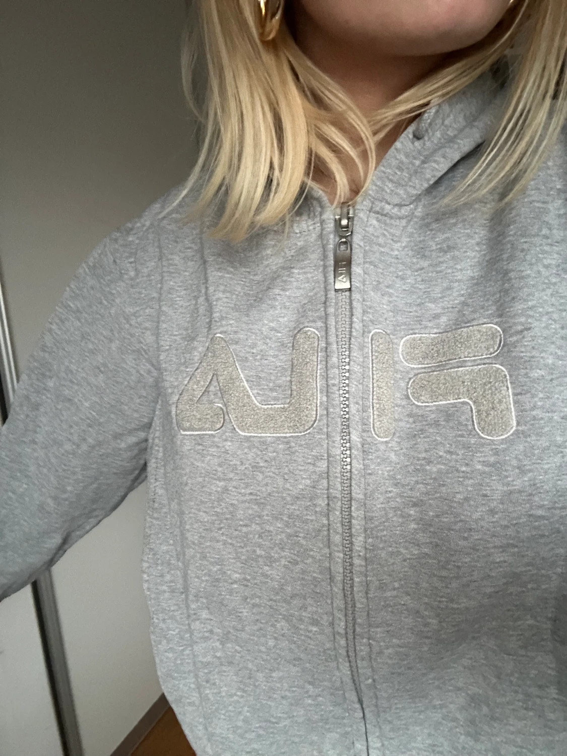 Grå zip-hoodie
