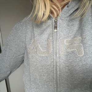 Jättegosig grå Hoodie från Fila🩶