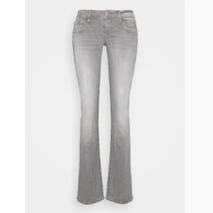 Ltb jeans valerie - Säljer nu dessa jätte snygga jeansen från ltb, köpta hår på plick! Från början 29/32 men insydda i midjan till 28/32!skriv privat för frågor💖