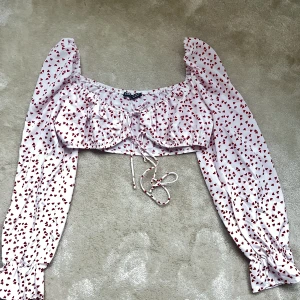 Blus - Vit blus med röda små hjärtan❣️