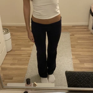 Mörkblåa yoga byxor bootcut lågmidjade  - Säljer dessa super snygga lågmidjade bootcut yoga pants, brukar ha storlek 34/36🫶