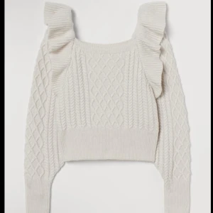 Kabelstickad tröja med volang - Jättefin stickad tröja med volang, oanvänd. Etikett finns kvar. Köpte för 299kr (står i etiketten) men säljer för 229kr. Säljer för att det inte gick att lämna tillbaka. Priset kan diskuteras! storlek M men passar även som S. Färgen är lite gräddvit☁️🤍 