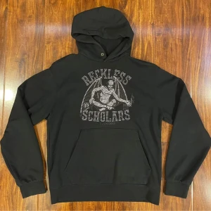 RECKLESS SCHOLARS ELYKONG HOODIE - Storlek Large. Skick: 10/10, inga hål, fläckar eller saknade stenar. använd några gånger ute. tveka inte på att ställa frågor!