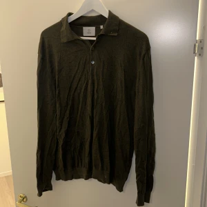 Grön Polo Shirt från Bläck - Säljer min gröna polo shirt från bläck i storlek XL, som även passar L, för 300 kr.