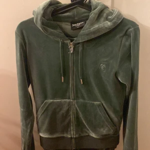 Juicy couture  - Juicy set, äkta o köpa ifrån juciy couture hemsida. Säljes för byxorna är lite för stora. Endast andvänd 2ggr ser ut som ny.  Storlek xs i tröja Storlek s i byxor I färgen DARK MOSS