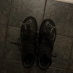 PUMA Future Pro FG/AG Eclipse - Sköna fotbollsskor för både konst och naturgräs. Nypris 1599 kr. Använt fåtal gånger.  Säljer pga av att de inte riktigt passade mig.  Pris kan diskuteras 