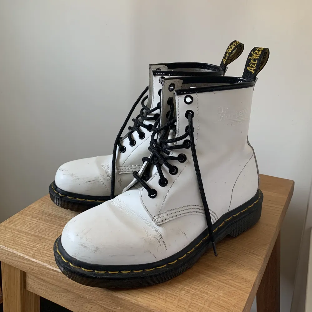 Ett par vita doc martens som inte kommer till användning. Skicket syns på bilderna. Storlek 37 💓. Skor.