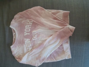 Vit/rosa tröja! - En rosa tröja med fint, vitt mönster + vit text! 