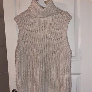 Stickad väst - Aldrig använd. 