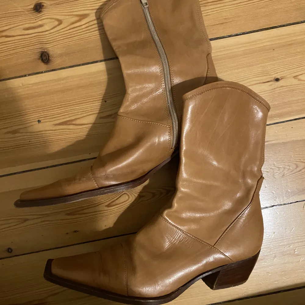 Snygga vintage cowboyboots i äkta läder, storlek 36. . Skor.