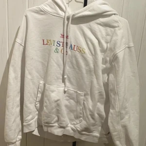 Levis hoodie  - Säljer denna då den ej kommit till mycket användning o inte riktigt är min stil längre. Bra skick!