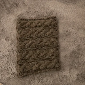 Stickad halsduk - Stickad halsduk från hm. Lite använd, inga noppror och i jättebra skick.