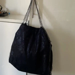 Kedjeväska - Säljer min kedjeväska, köpt här på plick men har inte använt. Skriv för mer bilder!! 💕