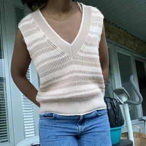 Rosa väst - Rosa väst från COS. Bra skick, liiiiiiiiite nopprig.