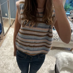 Stickad väst - Så söt stickad väst som är köpt för ca 3 år sen, men nästan aldrig använd!! Jättebra skick och så skön nu till hösten🥰 storlek XL men passar på mig som oftast har S