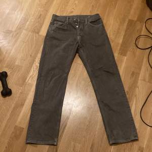 Space relaxed weekday jeans 27/30 men passar upp till 30/30 Slutat använda dom då jag köpte ett annat par så inte använda så mycket