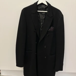 ZARA MAN KAPPA  - Nypris: 1 400kr Färg: Svart  Modell: Dubbelknäppt  Skick: 8/10 Pris: 530kr