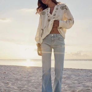 Zara jeans  - Lågmidjade flared jeans från zara i storlek 32💕 de är uppsydda men passar mig som är 155, de är endast använda ett fåtal gånger. Skriv privat för fler bilder💕