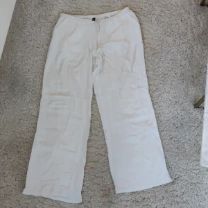 Vita linne byxor - Nu säljer jag ett par vita linnebyxor från H&M💕 de är i storlek M❤️ men passar mig som är Xs/S 😘 skriv om ni vill ha mer info