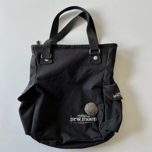 Väska - Svart Twilight väska. Längd: ca 30 cm. Bredd: 36,5 cm. Djup: 10 cm 🖤