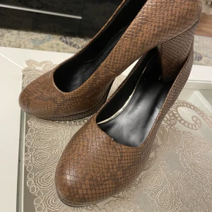 Högklackade skor - Eleganta högklackade skor, aldrig använt, prislappen sitter kvar. Storlek 40