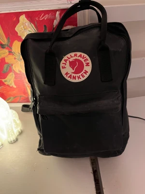 Kånken 13” laptop - Kånken, fjällräven. Svart med fack för laptopen 13”.