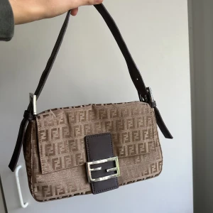 Fin fendi väska - Superfin Fendi Baguette-väska, ej äkta!
