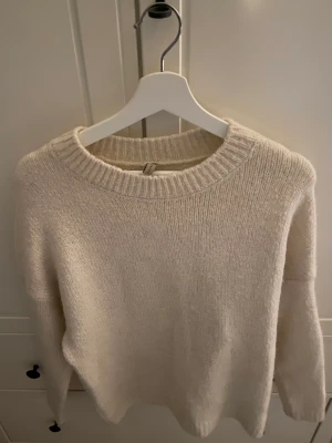 Stickad tröja  - Stickad vit tröja, aldrig använd 