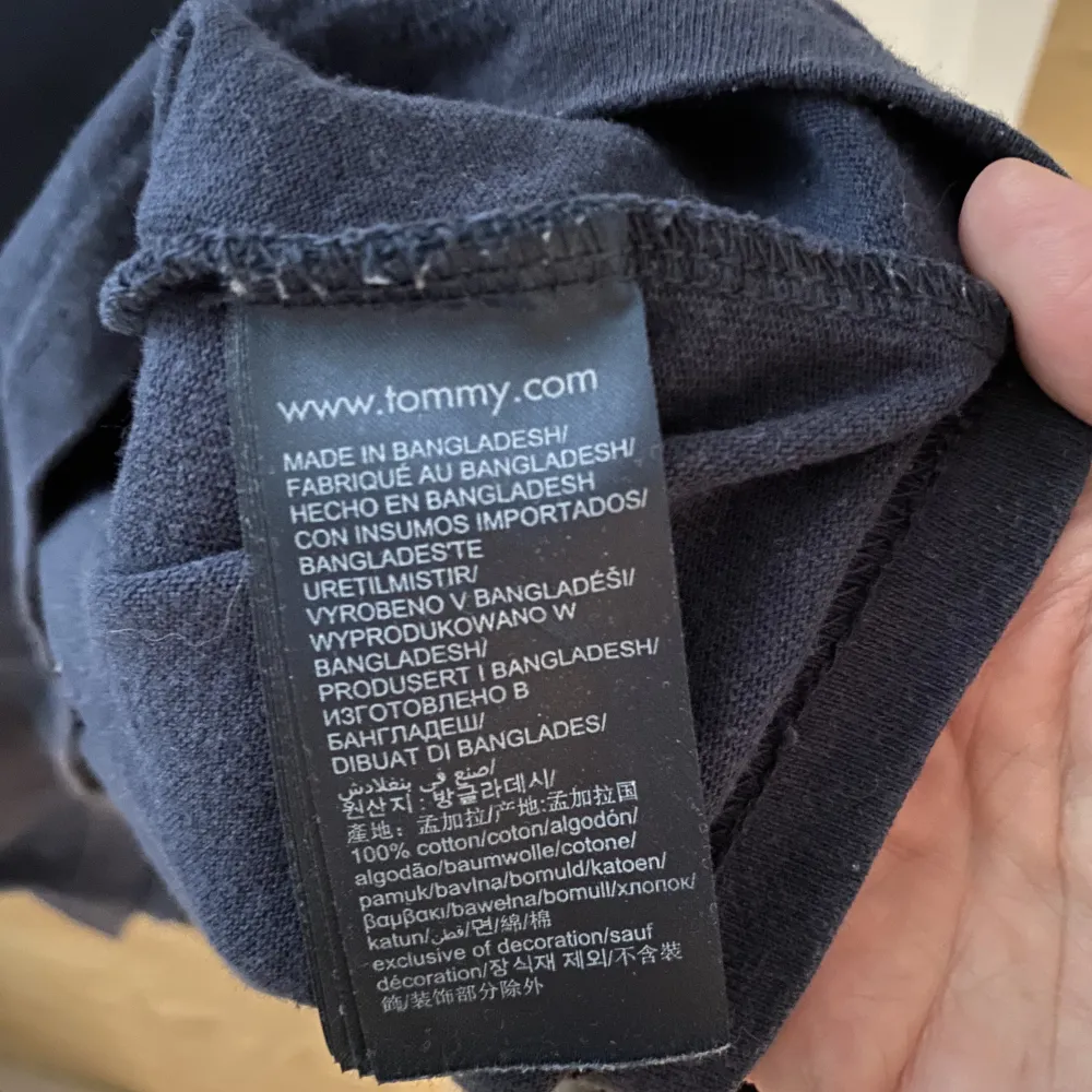 T-shirt i marinblå från Tommy Jeans i herrstorlek S. Köpt på NK.. T-shirts.