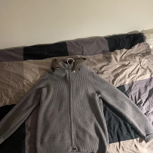 Massimo dutti cardigen - Hej, säljer nu min fina massimo dutti cardigen. Jackan säljs inte längre av massiomo dutti. Den är i bra skick och använd sparamt. Söljer den pga växt ur den. Storleken är L men passar även M