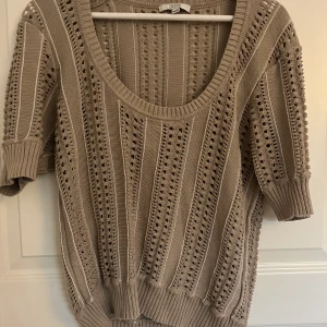 Jättefin tröja - Superfin hålig tröja i strlk l men passar bra och lite oversized på mig som har s/m