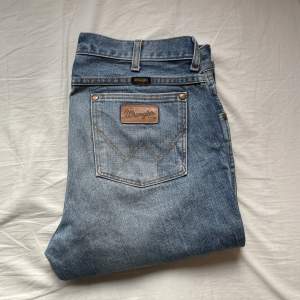 Ett par  Wrangler jeans med riktigt skön wash och en riktigt snygg passform. De är i väldigt bra skick och av ett bra material. Säljer då jag har ett par nästan helt likadana. Läs min bio. Dm vid intresse och frågor