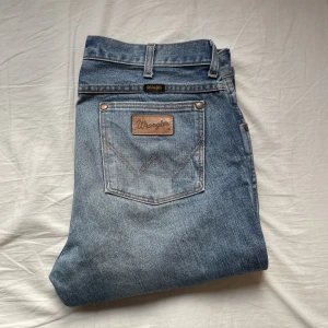 Wrangler jeans - Ett par  Wrangler jeans med riktigt skön wash och en riktigt snygg passform. De är i väldigt bra skick och av ett bra material. Säljer då jag har ett par nästan helt likadana. Läs min bio. Dm vid intresse och frågor