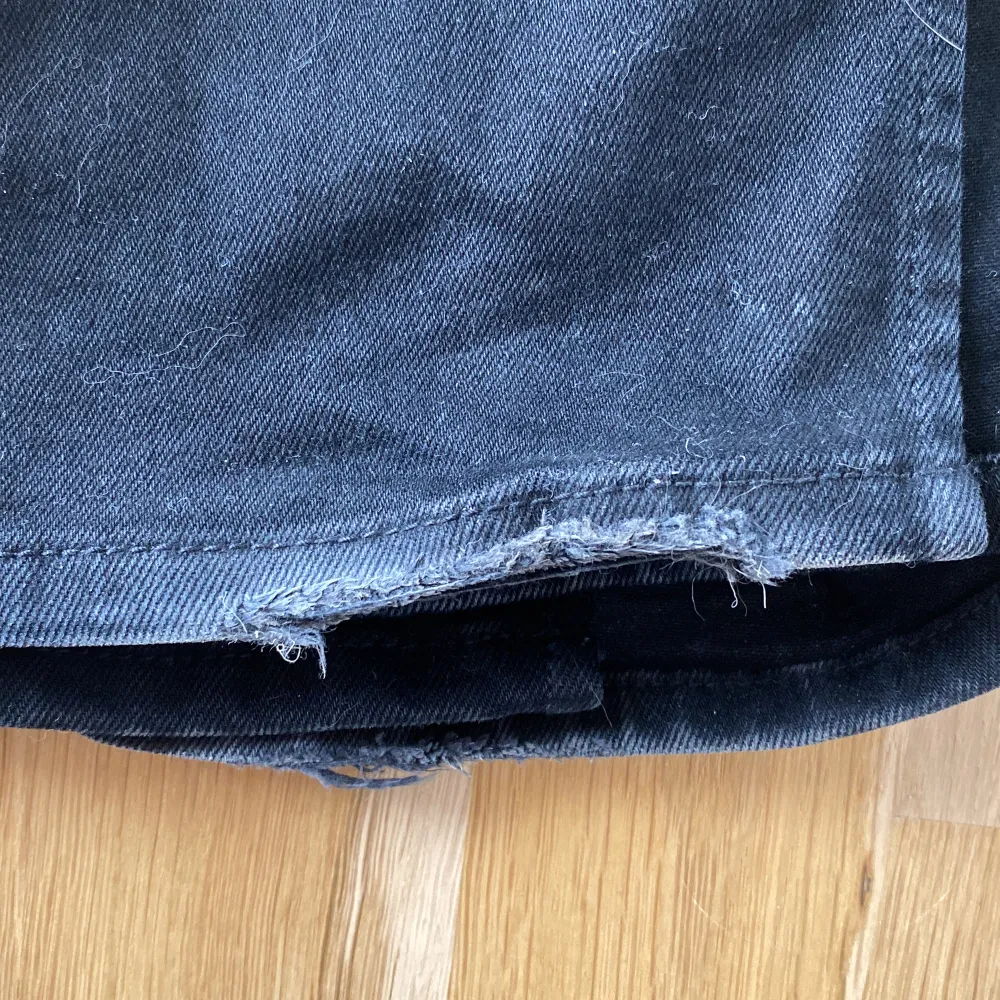 Säljer de här svarta slitsade jeansen som är i storlek 34. På det sista bilden kan man se att de har ytterst lite skador.. Jeans & Byxor.