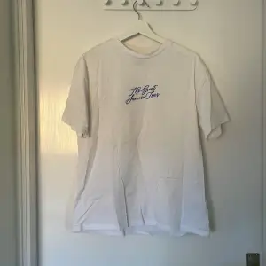 Vit T-shirt med tryck från H&M i storlek M. Kan stryckas innan den skickas :)