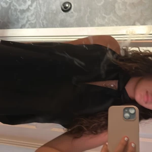 Snygg blus!  - Säljer min skit snygga blus från zara. Säljer pga aldrig använt. Så inte alls sliten! 