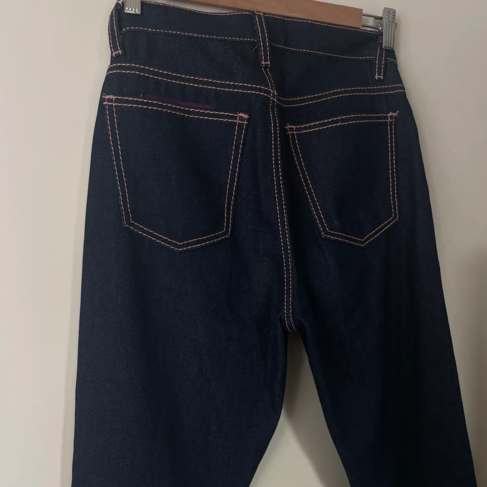 EYTYS jeans modell purple velvet med rosa söm. 100% cotton. Använt få gånger, ser nästan oanvända ut . Jeans & Byxor.