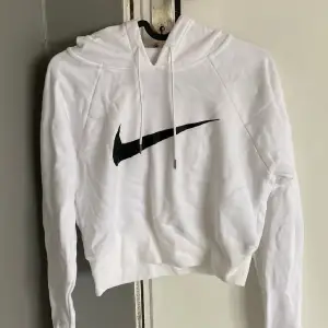 Croppad hoodie från Nike, aldrig använd, stl xs, normal passform, nypris 600kr