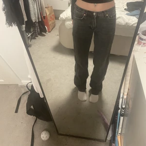 jeans - Säljer dessa svarta jeans från Gina eftersom jag inte använder dom längre💘köptes för 499kr