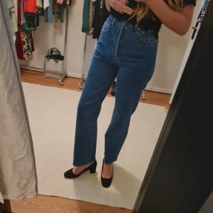 Levi's jeans  - Aldrig använda, klarblå (som på första bilden) levi's jeans i stl 27. Modellen heter ribcage straight ankle och knäpps med knappar fram. Kan skicka fler bilder om intresse finns. 