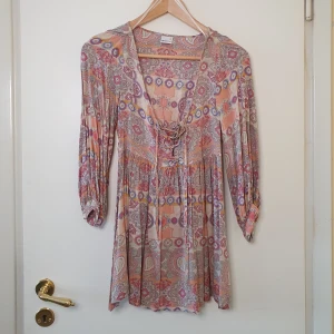 Tunika - Peplum topp med 3/4 armar i "hippie" mönster.