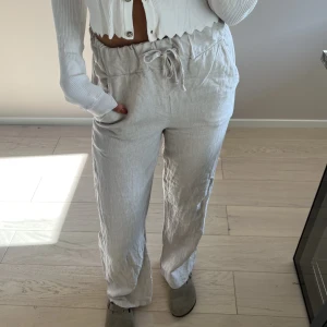 A_DSGN linnebyxor - Beigea linnebyxor från A_DSGN. Aningens för korta på mig som är 174cm, därav att jag säljer dem. 