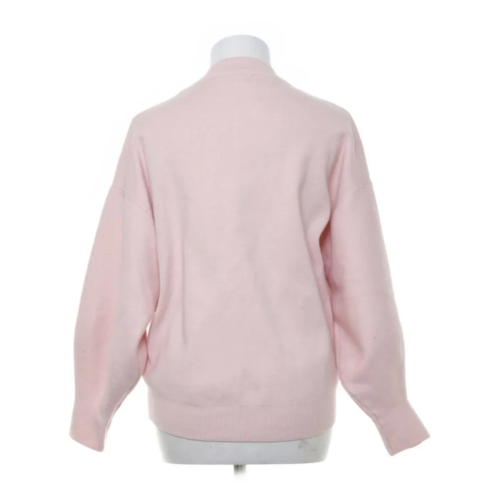 Säljer nu denna rosa mysiga stickade tröja i storlek S. Köpte den på sellpy men inte använd av mig. Hör av er vid frågor eller egna bilder💓. Tröjor & Koftor.