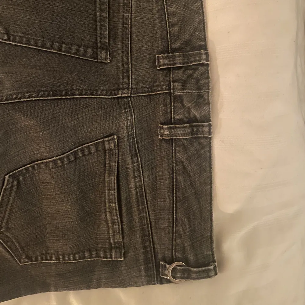 Grå jeans som är för små för mig, ganska hög midja men fina till kavajer osv 💕. Jeans & Byxor.
