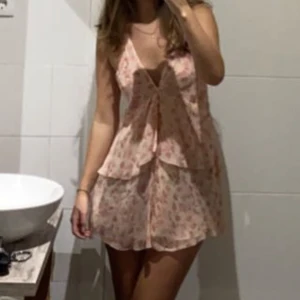 Zara klänning - Supersnygg o populär mönstrad klänning från zara, endast använd 1 gång då den är väldigt kort på mig som är 174cm och har lång överkropp ;)