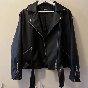 Skinnjacka - Säljer nu min svarta skinnjacka från missguided då den inte används. Är smått använd men i super fräsch skick! Nypris ca 600! Stl 38🫶🏼